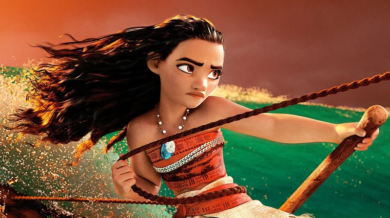Moana navegando sobre el océano al atardecer