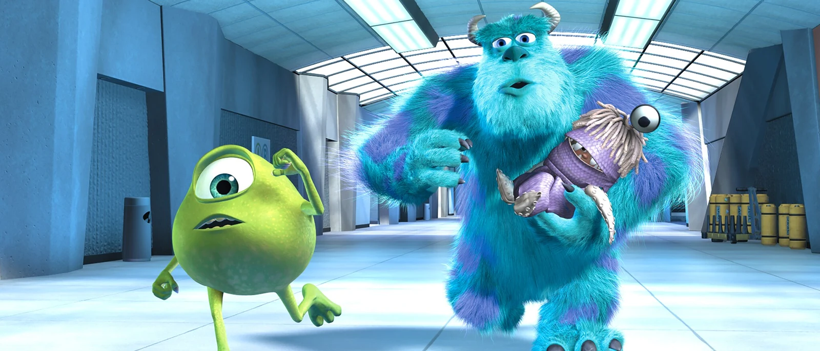 Sulley, Mike y Boo recorriendo Monsters, Inc.